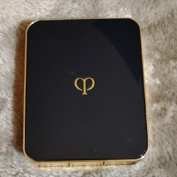 Clé de Peau Elegant Eyeshadow Quad with Mirror - Picture 2 of 3